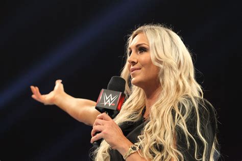 WWE star Charlotte Flair strips totally naked for incredible ESPN。